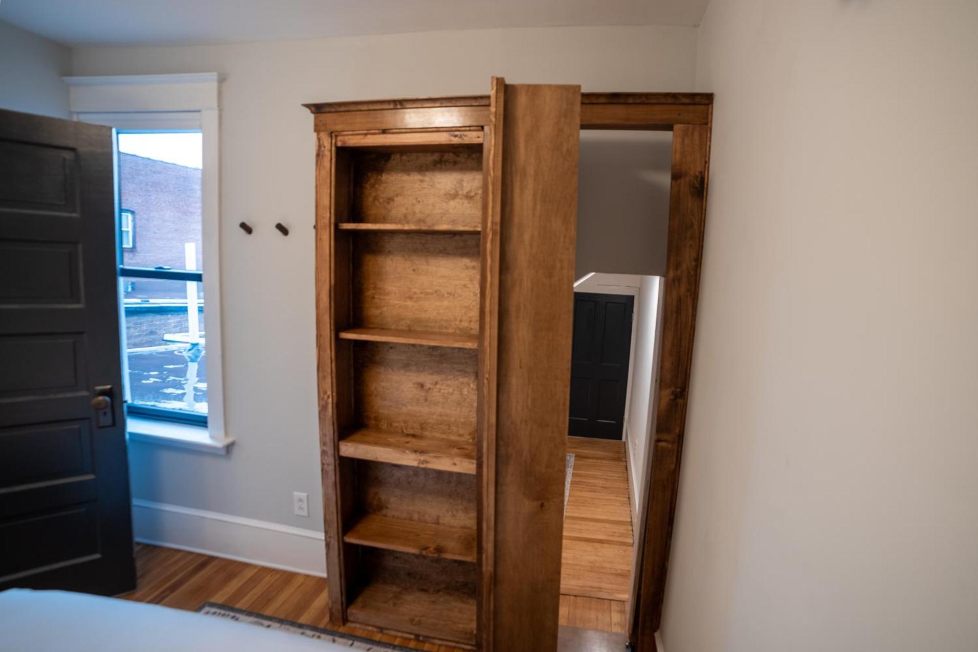 In The Heart Of Main Street Apartment *