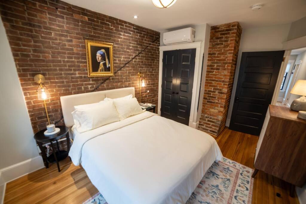 In The Heart Of Main Street Apartment *