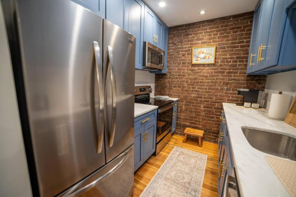 In The Heart Of Main Street Apartment *
